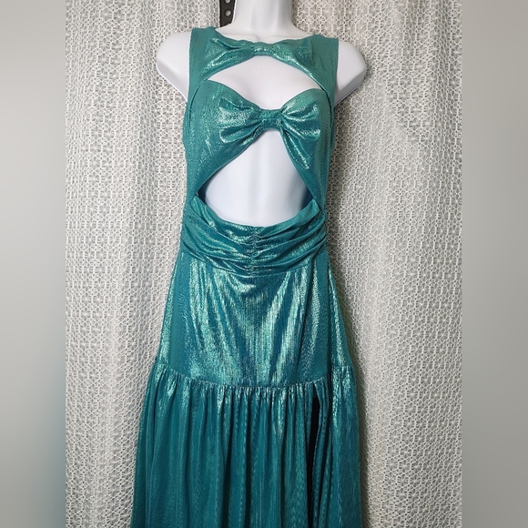 Elliatt Shimmering Teal Bow Dress - Picture 13 of 16